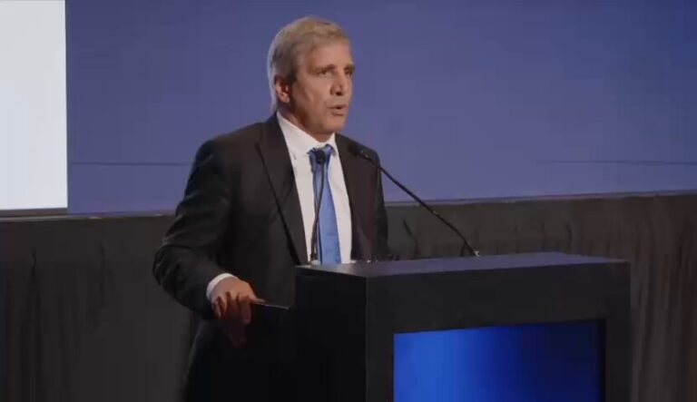 El Ministro de Economía, @LuisCaputoAR, en el 7° Foro de Inversiones y Negocios: "Esta es la primera vez que hay un orden macroeconómico por decisión política, no por accidente. Venimos de gestiones que gobernaron como un negocio, pero eso cambió 180 grados. Vamos a hacer lo que Argentina no hizo en 120 años”.