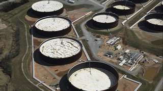 La Agencia Internacional de la Energía evalúa liberar reservas récord de petróleo para frenar la suba del crudo